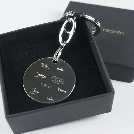 Llavero de plata firmas grabadas (Detalle de presentación)