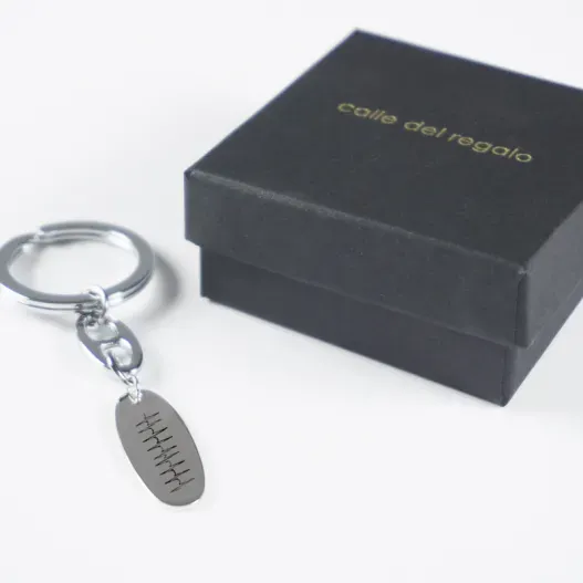 Llavero de plata ovalado personalizado 'Latidos' (Vista alternativa)