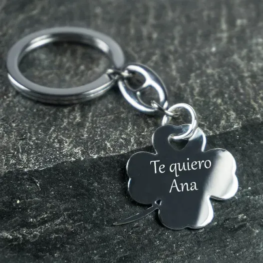 Llavero de plata tr&eacute;bol grabado (Vista alternativa)