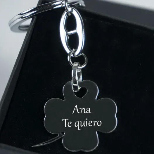 Llavero de plata tr&eacute;bol grabado (Detalle de presentación)
