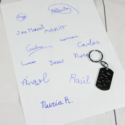 Llavero firmas grabadas para profe (Detalle de presentación)