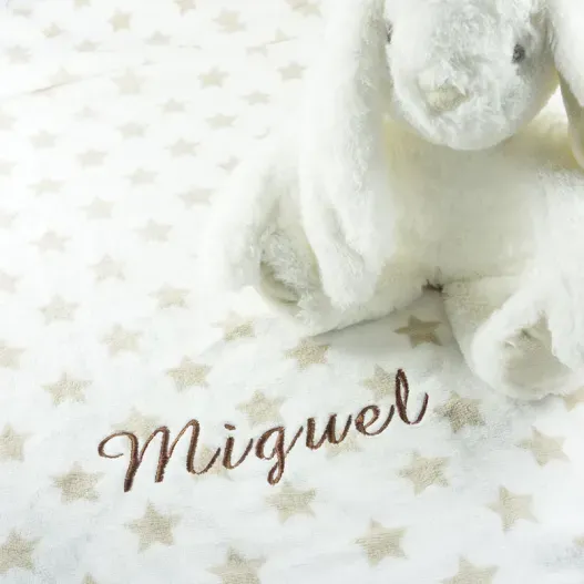 Manta beb&eacute; bordada con peluche (Detalle de presentación)