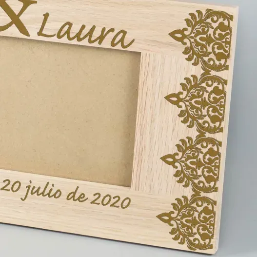 Marco de fotos grabado para pareja (Detalle de presentación)