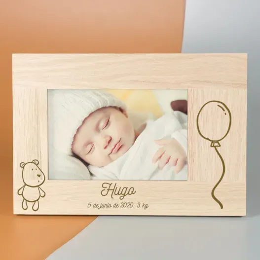 Marco de madera personalizado para nacimiento (Detalle de presentación)