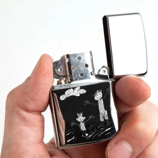 Mechero Zippo grabado con el dibujo de tu hijo (Vista alternativa)