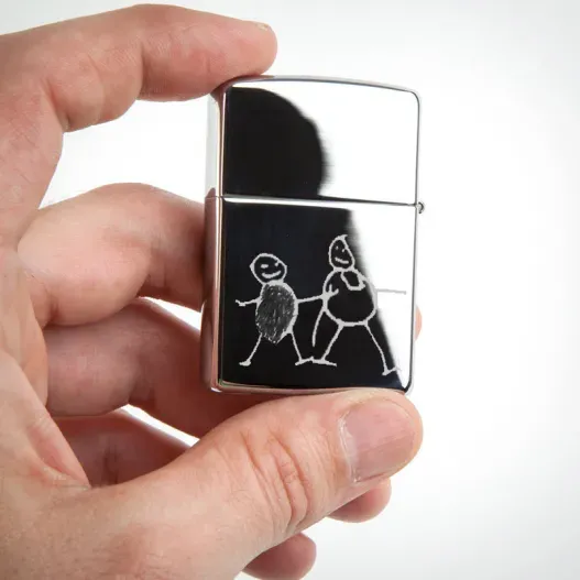 Mechero Zippo grabado con el dibujo de tu hijo (Detalle de presentación)