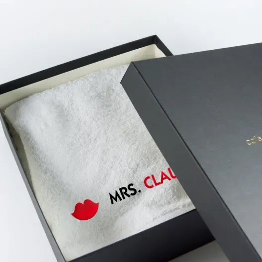 Pack de toallas bordadas para parejas (Detalle de presentación)