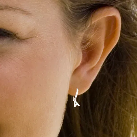 Pendientes personalizados con la inicial (Detalle de presentación)
