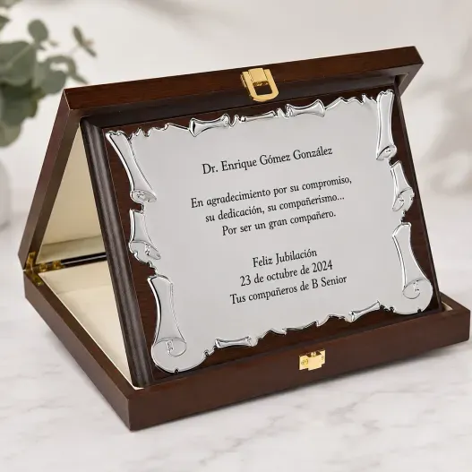 Placa de homenaje personalizada en caja de madera