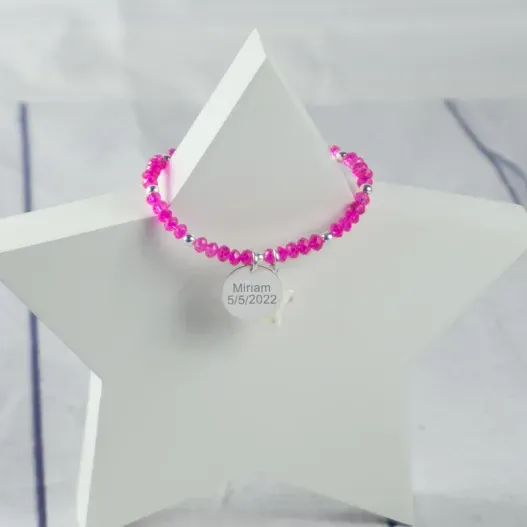 Pulsera 'Comuni&oacute;n' de piedras rosas personalizada (Detalle de presentación)