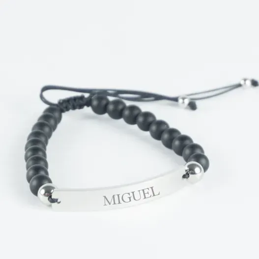 Pulsera con bolitas y chapa grabada (Detalle de presentación)