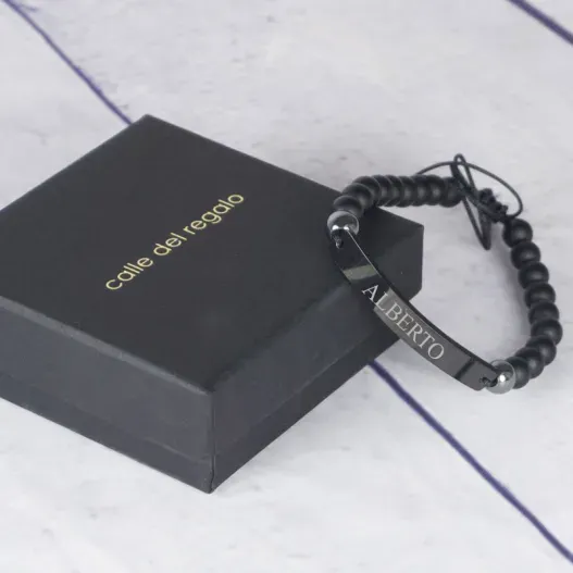 Pulsera con bolitas y chapa negra grabada (Idea de regalo original)