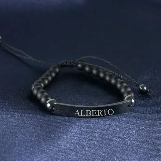 Pulsera con bolitas y chapa negra grabada (Detalle de presentación)