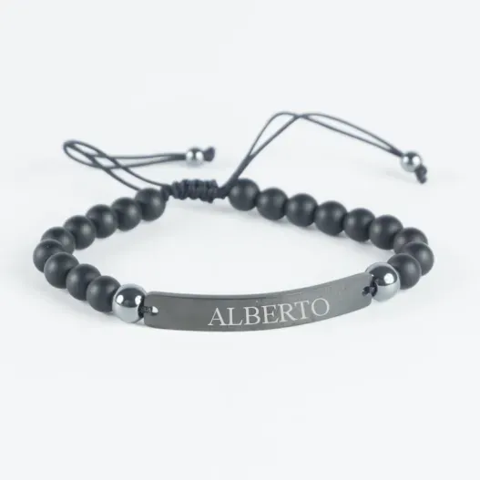 Pulsera con bolitas y chapa negra grabada (Foto de catálogo)