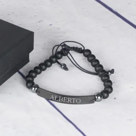 Pulsera con bolitas y chapa negra grabada (Vista alternativa)