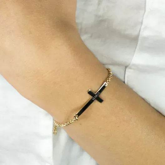 Pulsera cruz personalizada ba&ntilde;ada en oro (Detalle de presentación)