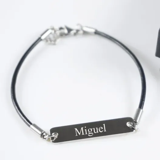 Pulsera de acero y cuero personalizada (Detalle de presentación)