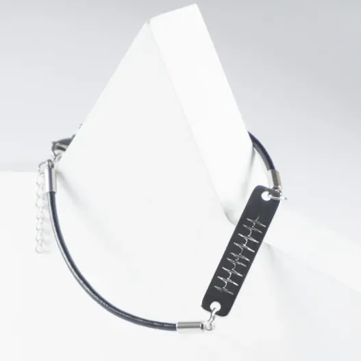 Pulsera de acero y cuero personalizada 'Latidos' (Vista alternativa)