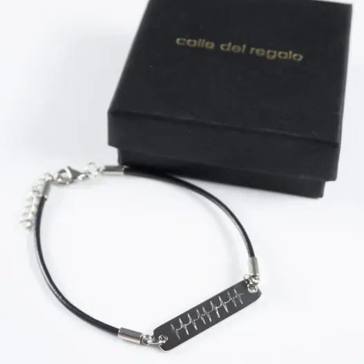 Pulsera de acero y cuero personalizada 'Latidos' (Detalle de presentación)