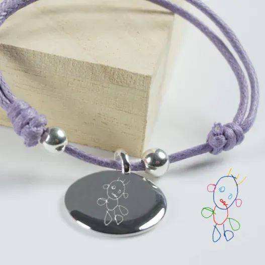 Pulsera de plata con el dibujo de tu hijo grabado (Detalle de presentación)