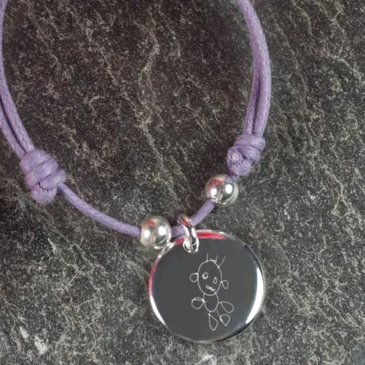 Pulsera de plata con el dibujo de tu hijo grabado (Vista alternativa)