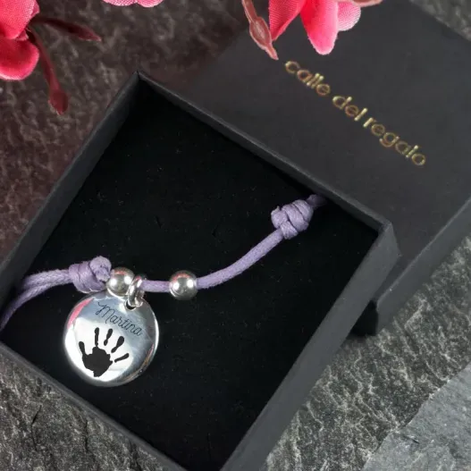 Pulsera de plata personalizada 'Huella' (Detalle de presentación)