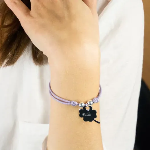 Pulsera de plata tr&eacute;bol personalizada (Detalle de presentación)