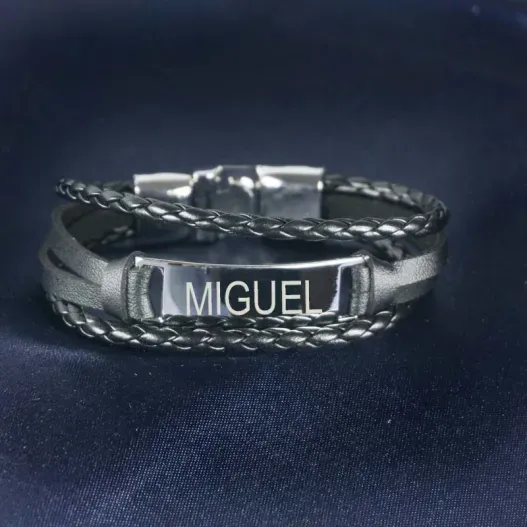 Pulsera grabada de acero y piel (Vista alternativa)