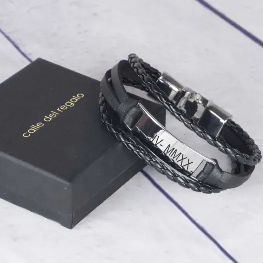 Pulsera grabada de acero y piel (Detalle de presentación)