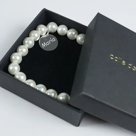 Pulsera perlas con medalla de plata grabada (Detalle de presentación)