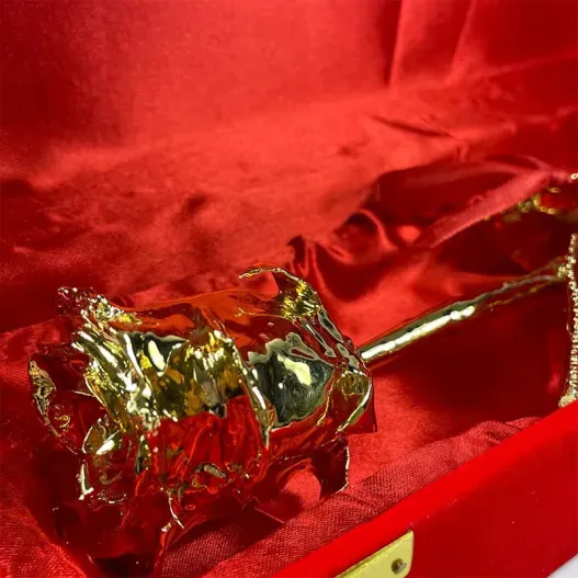 Rosa de oro grabada (Detalle de presentación)