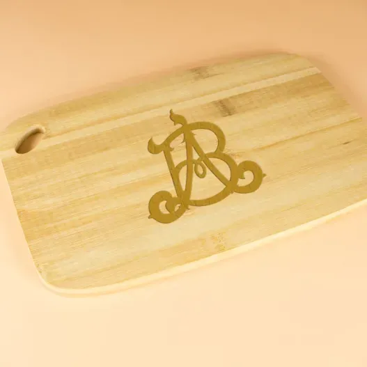 Tabla de madera con monograma grabado (Detalle de presentación)