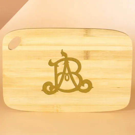 Tabla de madera con monograma grabado (Idea de regalo original)