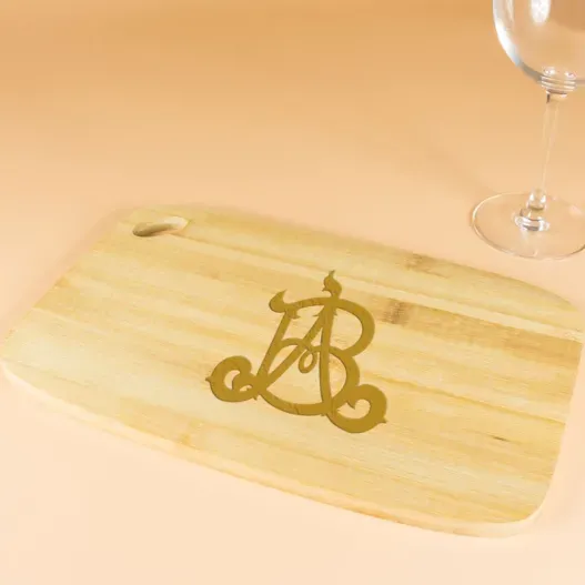 Tabla de madera con monograma grabado