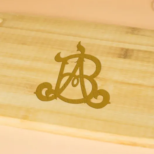 Tabla de madera con monograma grabado (Vista alternativa)