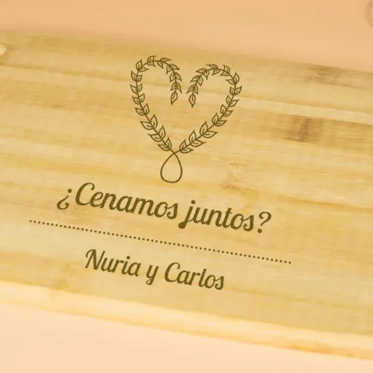 Tabla de madera grabada con coraz&oacute;n (Vista alternativa)
