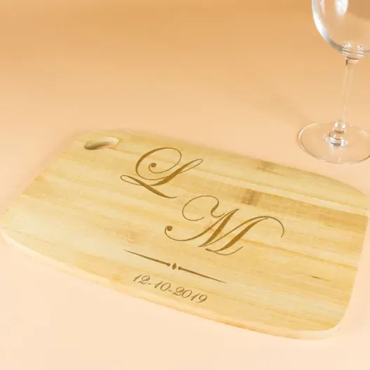 Tabla de madera grabada con monograma (Vista alternativa)