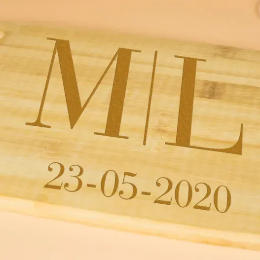 Tabla de madera grabada con monograma (Detalle de presentación)