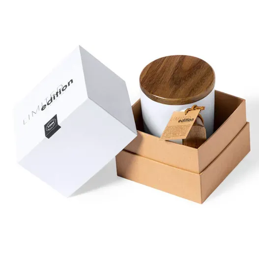 Taza con detalles en madera natural (Detalle de presentación)