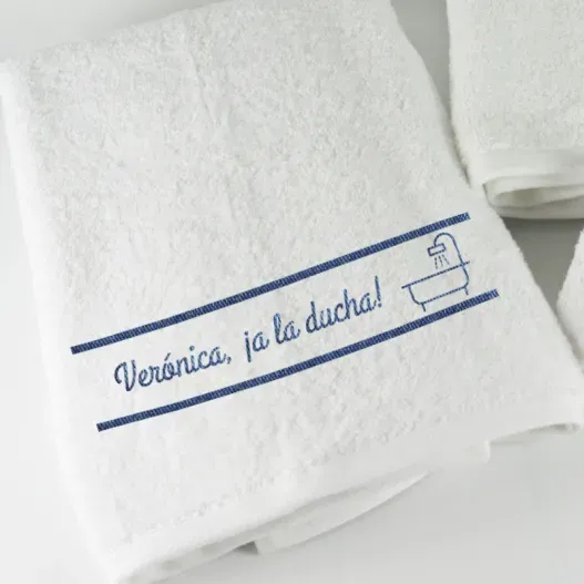 Toalla bordada 'A la ducha' (Idea de regalo original)