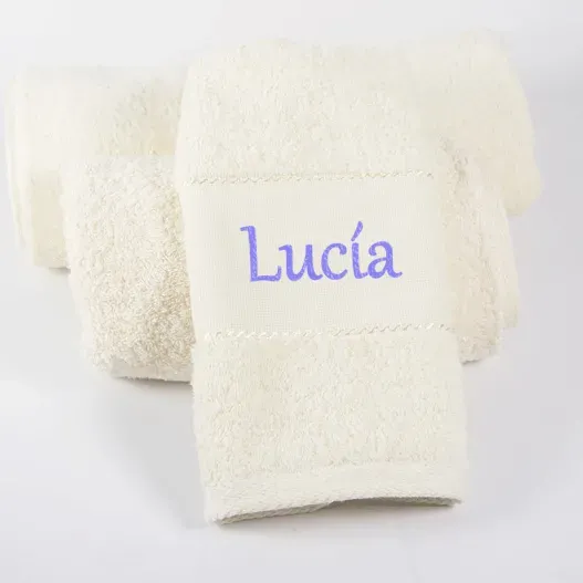 Toalla con cenefa bordada con nombre (Idea de regalo original)