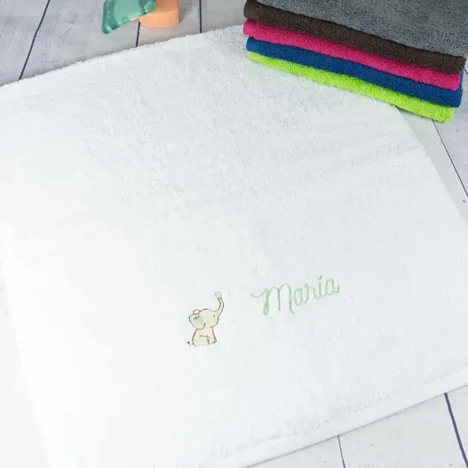 Toalla infantil con nombre bordado (Detalle de presentación)