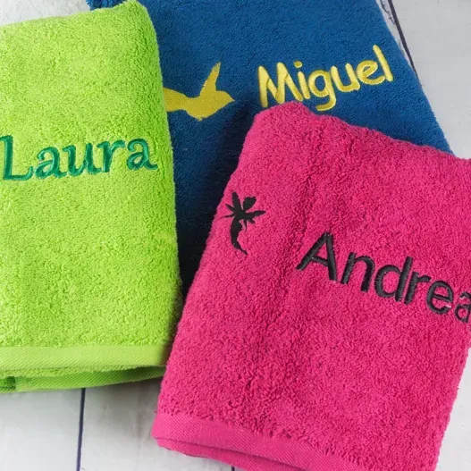 Toallas bordadas con motivo y nombre (Idea de regalo original)