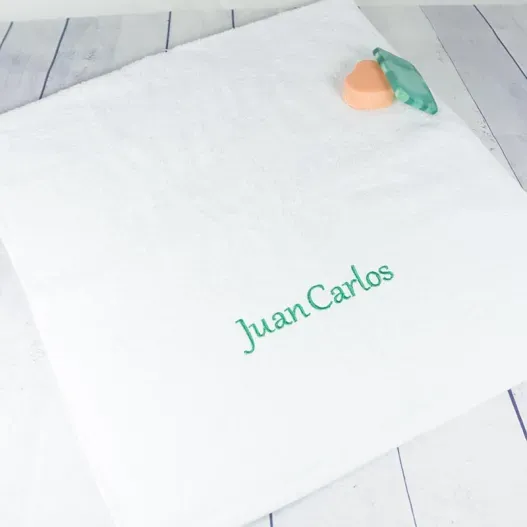 Toallas con nombre bordado (Detalle de presentación)