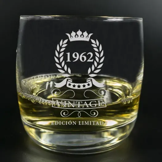 Vaso de whisky grabado '60 Cumplea&ntilde;os' (Detalle de presentación)