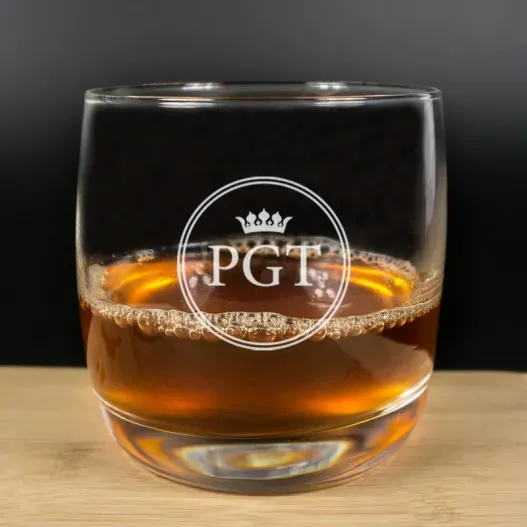 Vaso de whisky grabado con iniciales (Detalle de presentación)