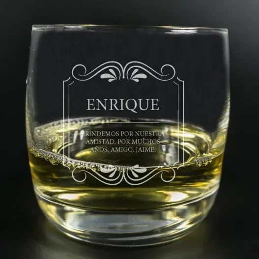 Vaso de whisky grabado con nombre (Detalle de presentación)