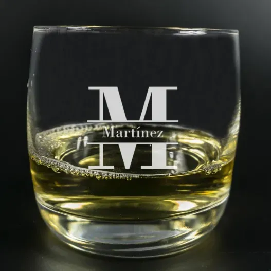 Vaso de whisky grabado 'Inicial y nombre'
