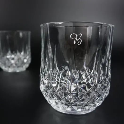 Vasos de whisky tallados grabados con inicial (Detalle de presentación)