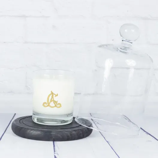 Vela blanca personalizada con monograma (Detalle de presentación)
